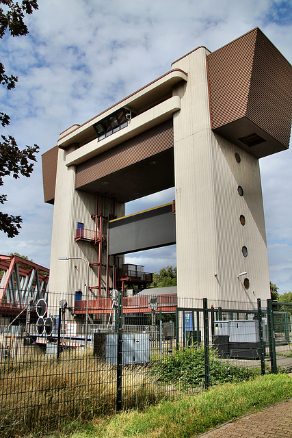 Unterhauptturm der Schleuse Meiderich (Duisburg-Ruhrort) / 22.07.2023