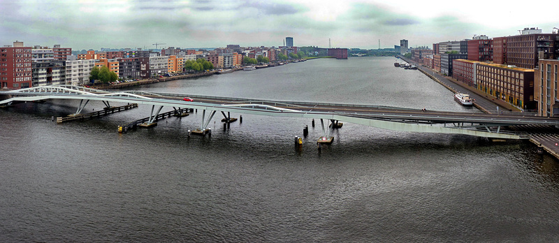 Amsterdam: il lungo ponte Jan Schaeferbrug che collega un quartiere al centro città