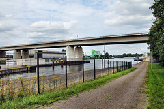 Rhein-Herne-Kanal mit Autobahnbrücke der A59 (Duisburg-Ruhrort) / 22.07.2023