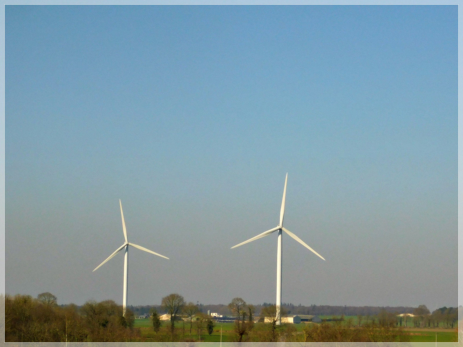 Eoliennes vues du car près de Lamballe (22)