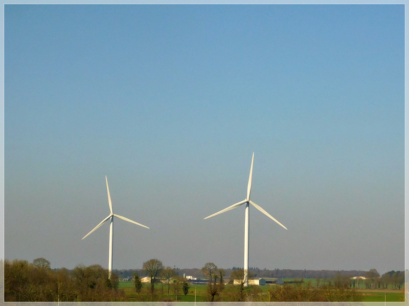 Eoliennes vues du car près de Lamballe (22)