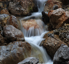 Wasser, welches durch Steine strömt