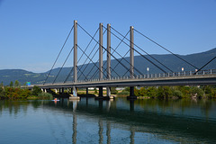 Autobahnbrücke der A5 über die Aare bei Arch. Im Hintergrund die Jurakette am Jurasüdfuss.