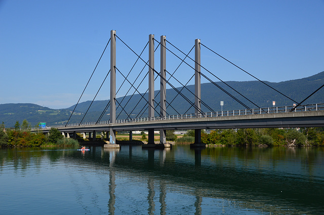 Autobahnbrücke der A5 über die Aare bei Arch. Im Hintergrund die Jurakette am Jurasüdfuss.