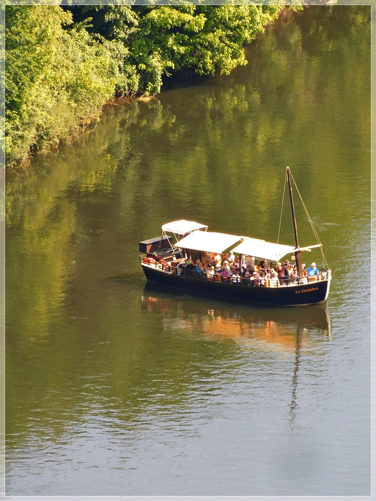 Vue vers la Gabarre et reflets sur la Dordogne depuis le château de Beynac (24)