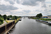 Rhein-Herne-Kanal mit Hafenanlagen, Blick von der Brücke Pontwert (Duisburg-Ruhrort) / 22.07.2023