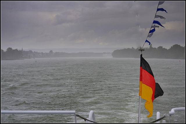 Sturm und regen auf der rhein