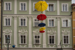 Bunte Schirme am Stadthaus zur blauen Kugel