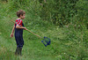 petit pêcheur au bord de l'étang