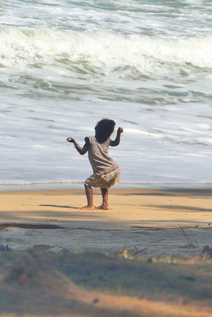 P1250263- Côté océan, danse sur la plage - Canal des Pangalanes 17 novembre 2019