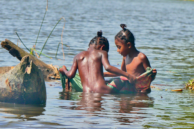 P1250266- Fillettes pêchant la crevette - Canal des Pangalanes. 17 novembre 2019