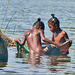 P1250266- Fillettes pêchant la crevette - Canal des Pangalanes. 17 novembre 2019