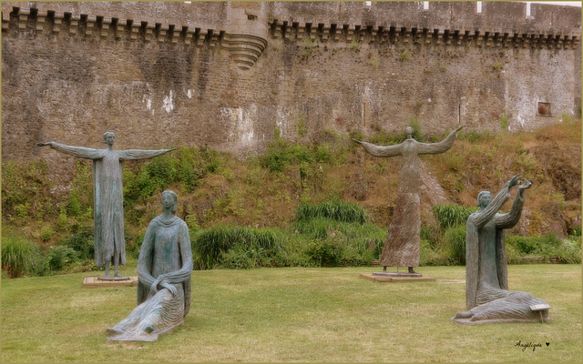 Sculptures de Louis Derbré, près du château de Fougères