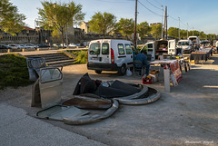 Auto Teile auf einer Oltimer Austellung  zum verkaufen ausgestellt vor der Stadtmauer von Avignon