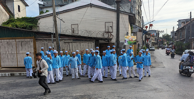 Régiment de jeunes hommes joyeux en bleu