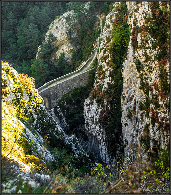 Die Brücke im Tal