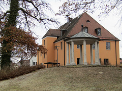 Rathaus mit Monopteros im Vordergrund