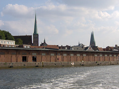 Lübeck mit seinen Hafenschuppen und Türmen, ein  Stück Hansegeschichte