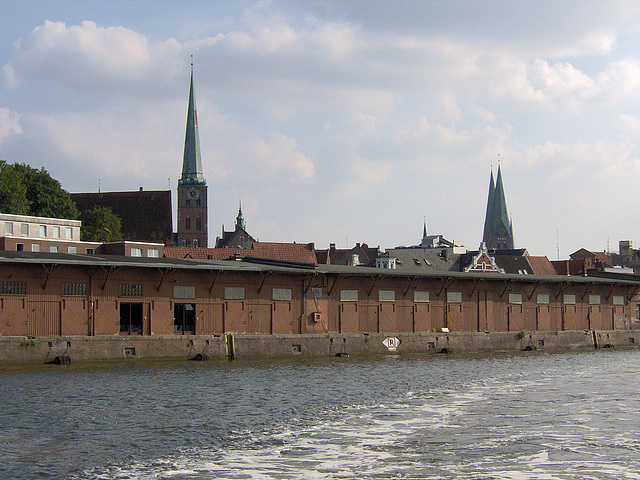 Lübeck mit seinen Hafenschuppen und Türmen, ein  Stück Hansegeschichte