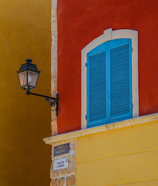 La lanterne de la place Mirabeau à Martigues.