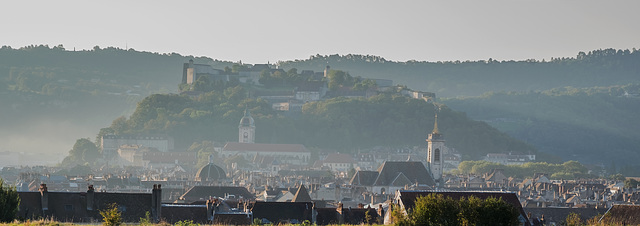 BESANCON: La ville, la citadelle depuis les Glacis.