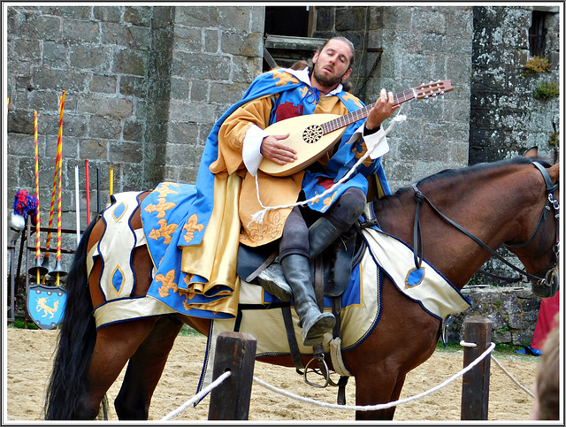 Spectacle au pied du château de Dinan: L'honneur courtois