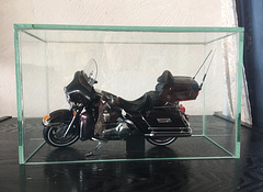 Une moto dans un bocal