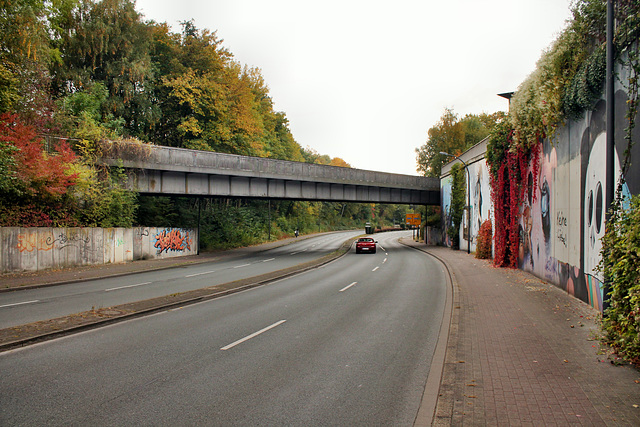 Berliner Straße mit alter Eisenbahnbrücke (Wanne-Eickel) / 17.10.2016