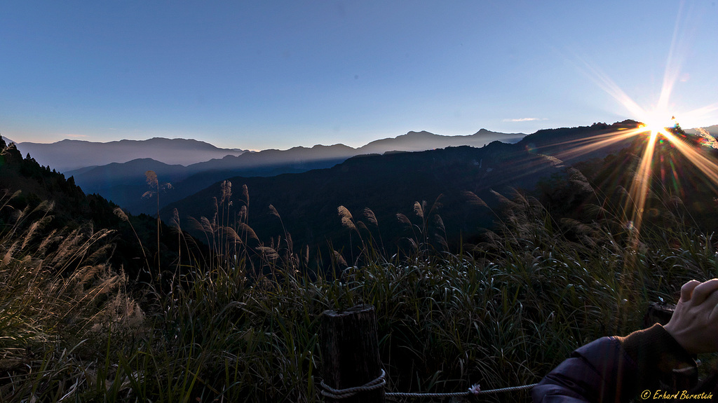 Im Alishan-Gebirge: die Sonne kommt über den Bergkamm