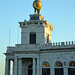 Skulptur der Fortuna auf dem kleinen Turm der Dogana da Mar, die über einer von zwei Titanen gestützten vergoldeten Weltkugel im Winde weht.