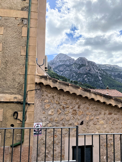 HFF mit kleinem Bergblick