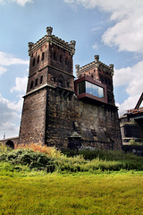 Duisburg-Hochfelder Eisenbahnbrücke, historischer Brückenturm von ca. 1873 (Duisburg-Rheinhausen) / 17.08.2024