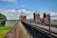 Duisburg-Hochfelder Eisenbahnbrücke, auf dem Fußgängersteg (Duisburg-Rheinhausen) / 17.08.2024