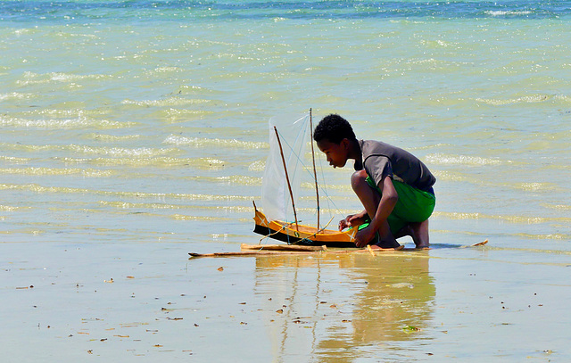 P1240121- Jolie pirogue jouet - Lagon d'Ifati. 12 novembre 2019