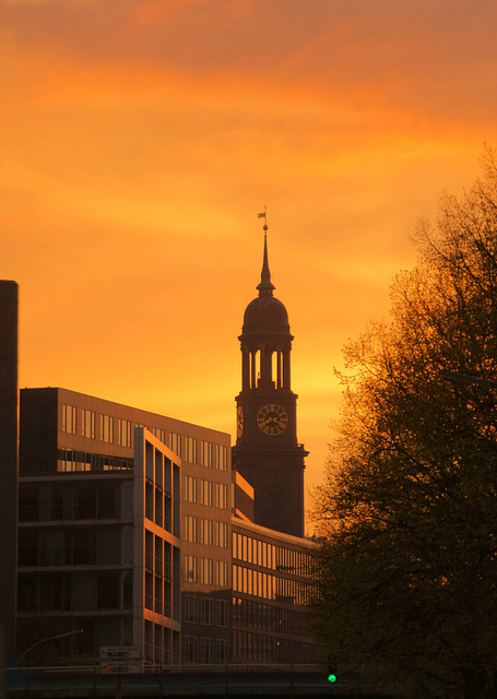 St. Michaelis kurz nach Sonnenuntergang