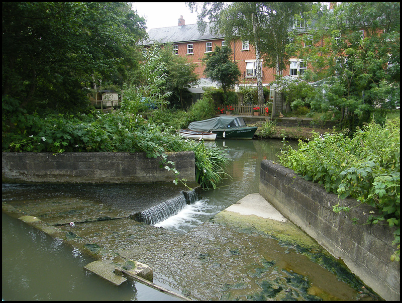 canal overflow weir