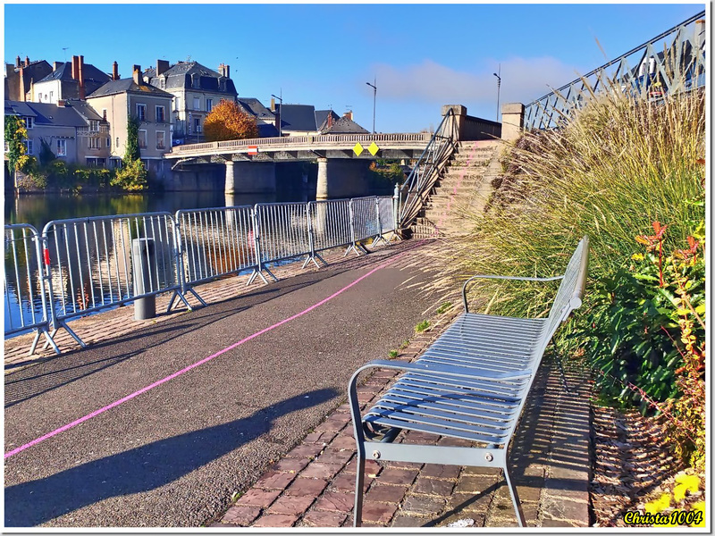 Little bench facing the port - HBM