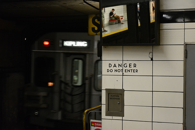 Canada 2016 – Toronto – The subway enters the dangerous tunnel