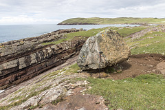 Gneiss erratic on Bay of Stoer Formation at Sgèir na Tràghad 1