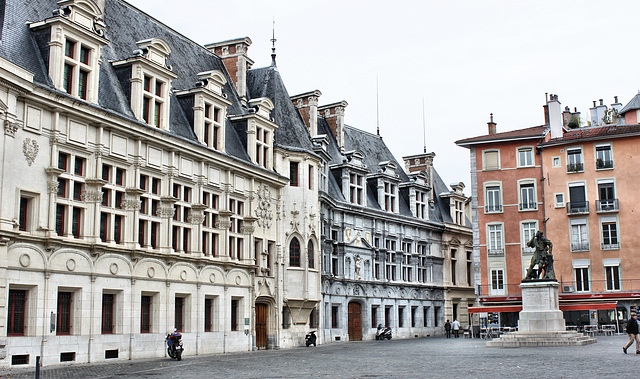 Grenoble (38) 15 octobre 2015. L'ancien palais du Parlement Dauphinois et la statue de Bayard.