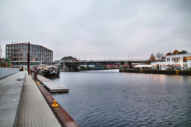 Stadthafen mit Brücke Sunderweg (Hafen Dortmund) / 3.12.2022