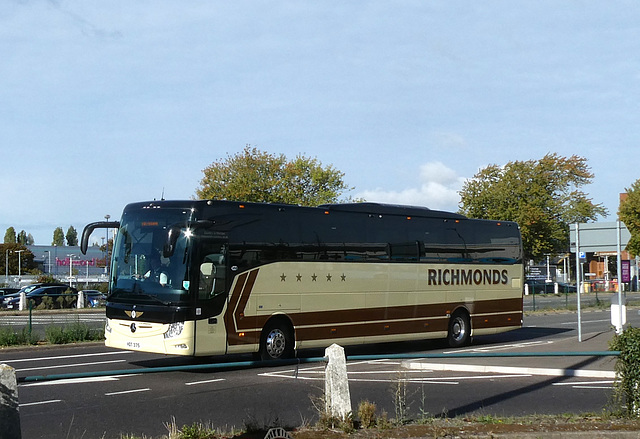 Richmonds Coaches HDT 375 in Stevenage - 25 Sep 2022 (P1130354)