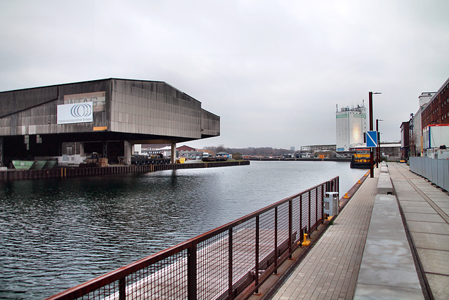 Auf der Promenade am Stadthafenbecken (Hafen Dortmund) / 3.12.2022