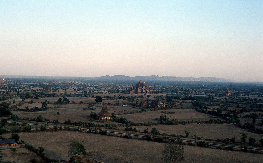 Blick über die ebene von Bagan zu den Bagan Hills