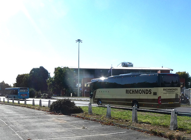 Richmonds Coaches HDT 375 in Stevenage - 25 Sep 2022 (P1130355)