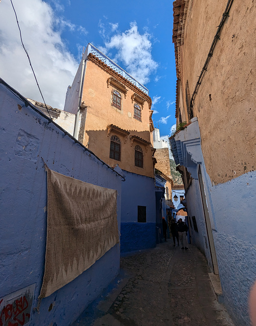Art de la rue sur mur bleu / Street art on blue wall