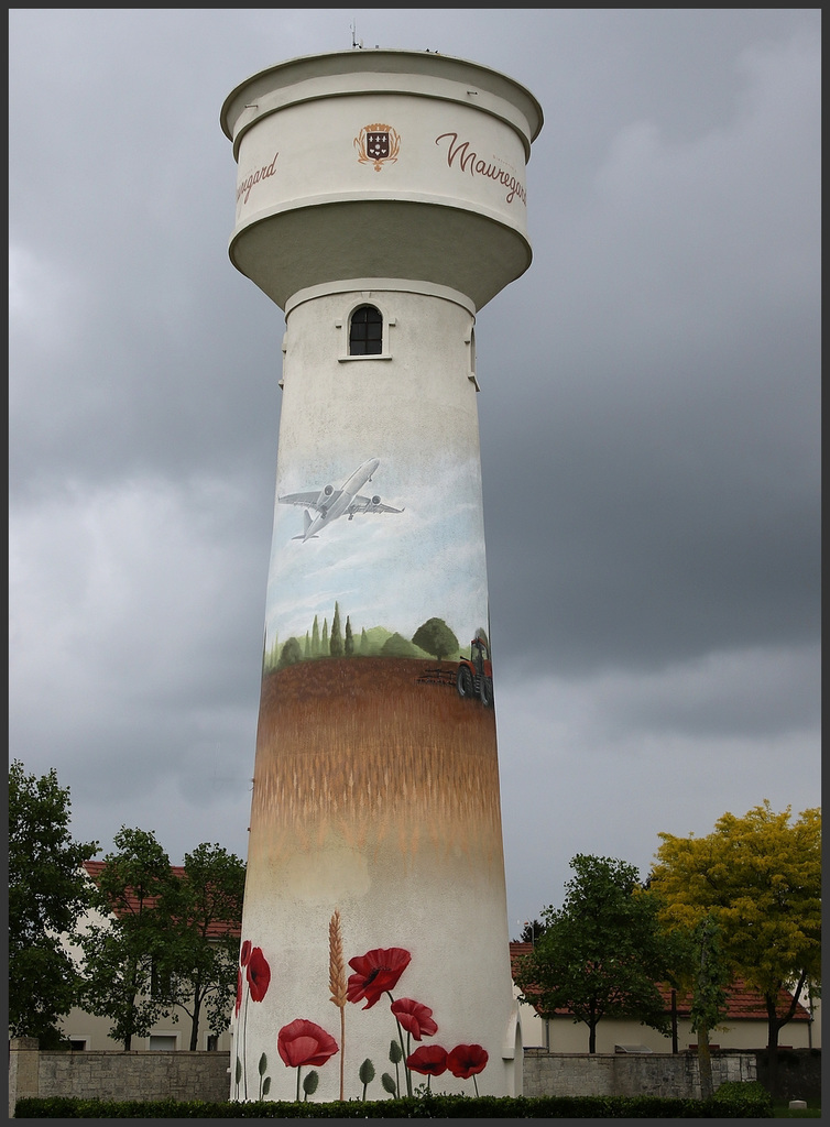 une decoration de toute beauté pour ce chateau d' eau ....