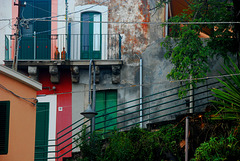 Gebäudeensemble mit Balkon und Kabel