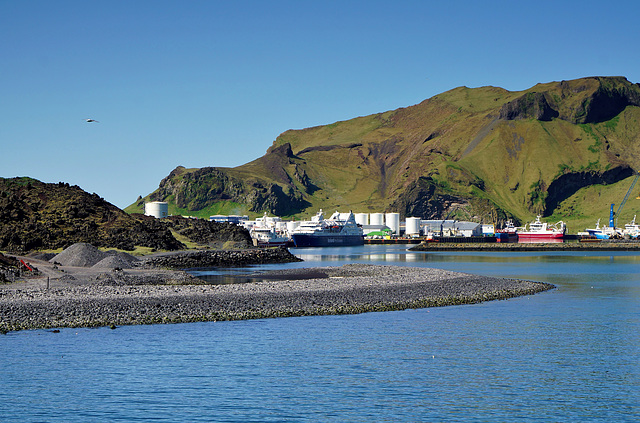 Der Hafen von Heimaey auf der gleichnamigen Westmänner Insel Heimaey - The harbour of Heimaey on the Westman island of Heimaey