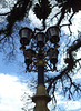 Lampadaire branché sous nuages